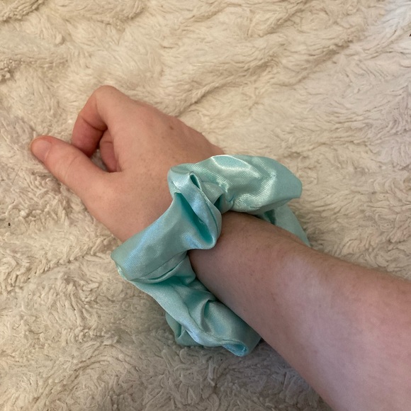 Colorful Scrunchie Set - 10 - Picture 12 of 12